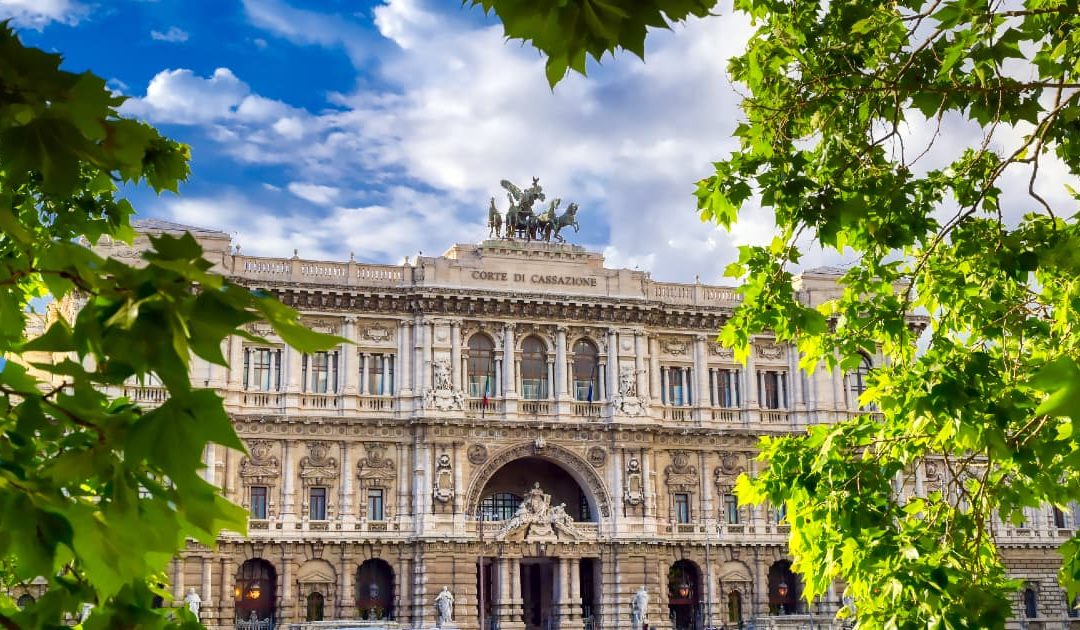 L’Assicurazione deve risarcire anche se l’investimento è avvenuto in luogo privato (cortile di casa). Sussistenza dell’azione diretta di risarcimento nei confronti della Compagnia Assicurativa. CORTE DI CASSAZIONE, Sezioni Unite Civili, Sentenza 30 luglio 2021, n. 21983