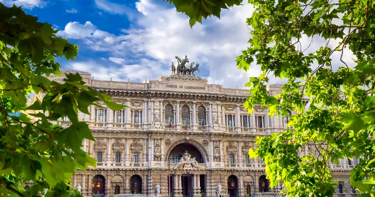 L’Assicurazione deve risarcire anche se l’investimento è avvenuto in luogo privato (cortile di casa). Sussistenza dell’azione diretta di risarcimento nei confronti della Compagnia Assicurativa. CORTE DI CASSAZIONE, Sezioni Unite Civili, Sentenza 30 luglio 2021, n. 21983
